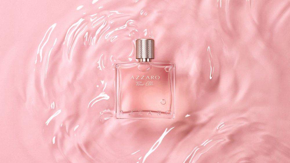 Flacon de parfum Azzaro Pour Elle sur un fond rose, photographie de produit professionnel réalisée par le Studio de photographie Sublimeight ( Sublim8 )