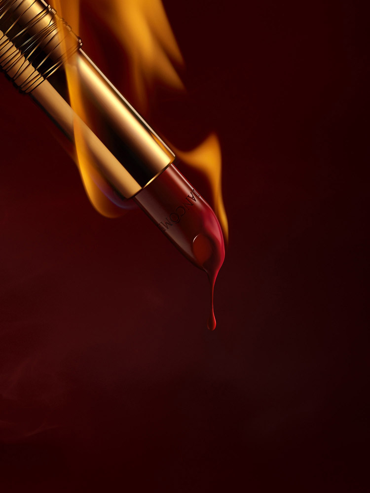 Photographie d'un rouge à lèvres rouge Lancôme avec flamme autour