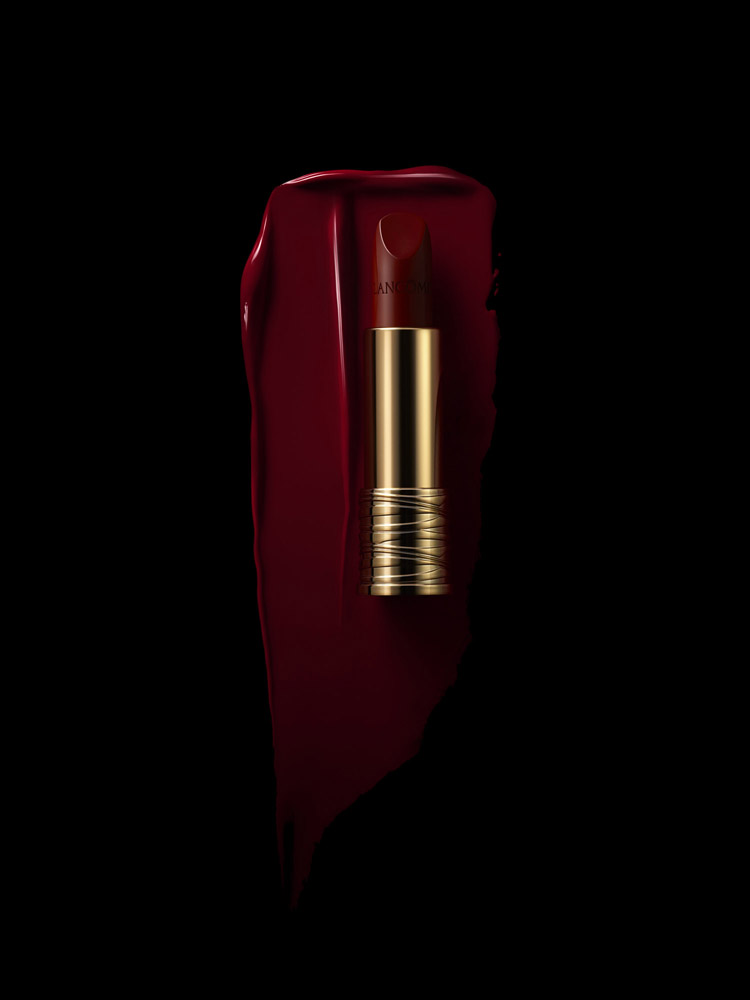 Photographie d'un rouge à lèvres rouge Lancôme avec flamme autour